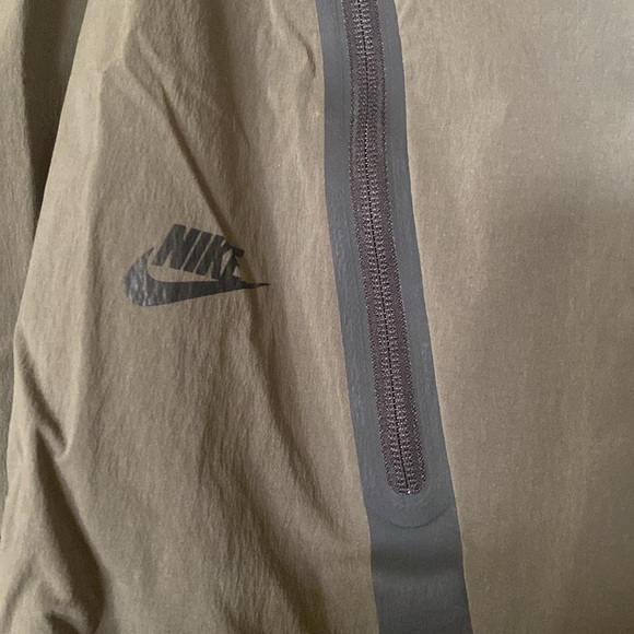Nike menswear multi functional short pants. Lightweight, khaki and cool wear. - Picture 5 of 12